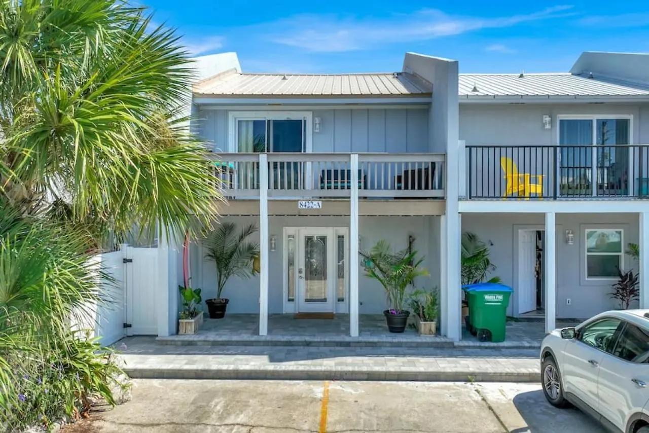 Дом отдыха Dog Friendly 2 Bedroom Townhome With Hot Tub And Walking Distance To Beach Панама-Сити США