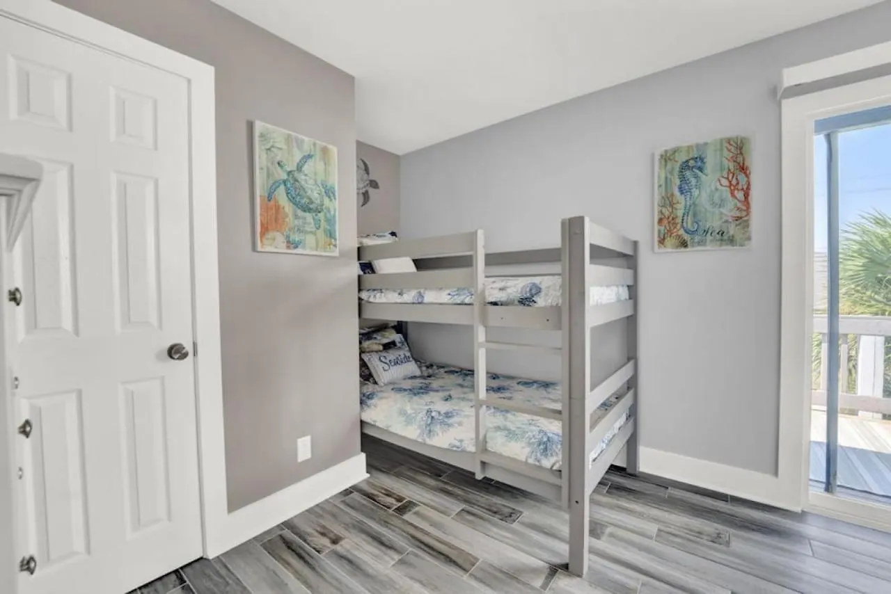 Dog Friendly 2 Bedroom Townhome With Hot Tub And Walking Distance To Beach Панама-Сити Дом отдыха
