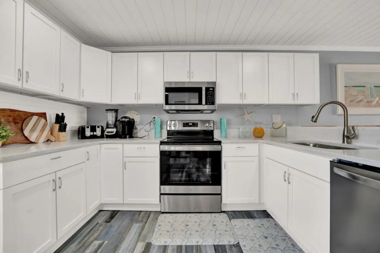 Дом отдыха Dog Friendly 2 Bedroom Townhome With Hot Tub And Walking Distance To Beach Панама-Сити
