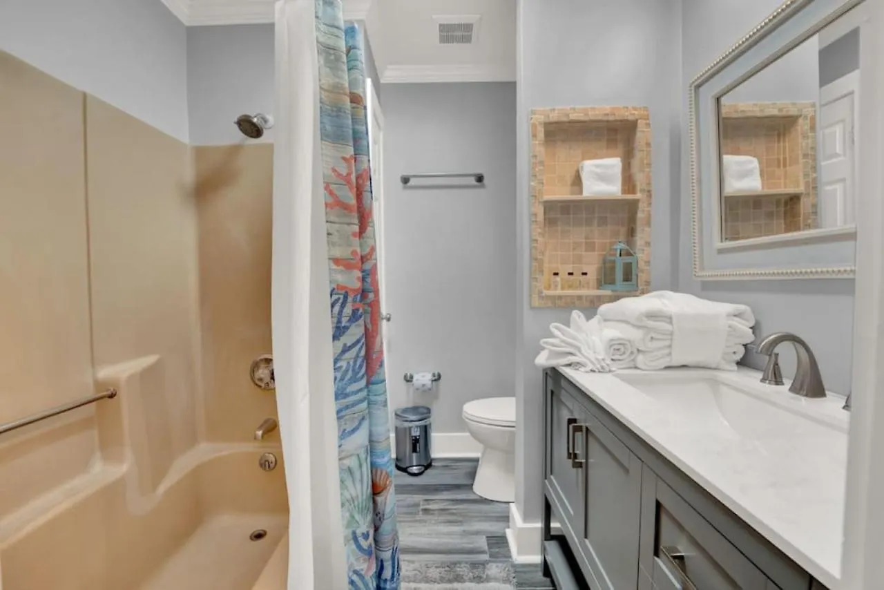 Дом отдыха Dog Friendly 2 Bedroom Townhome With Hot Tub And Walking Distance To Beach Панама-Сити