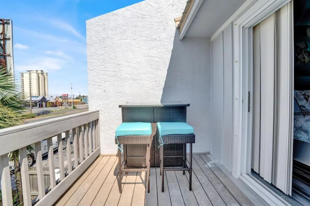 Дом отдыха Dog Friendly 2 Bedroom Townhome With Hot Tub And Walking Distance To Beach Панама-Сити